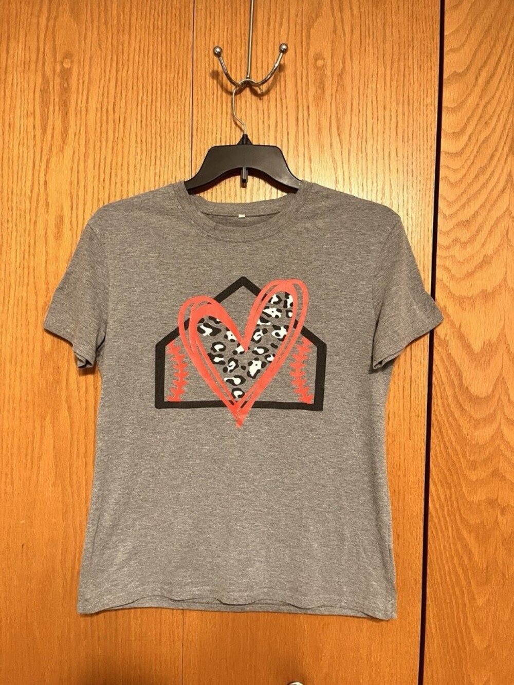 Baseball Leopard Heart Graphic T-Shirt Heather Gray Short Sleeve Women's Medium